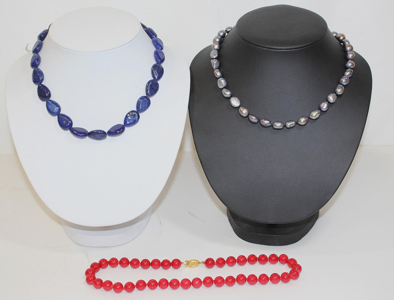 COLLIER, 3 st, Odlade barocka pärlor, Lapis Lazuli, Korallpärlor.