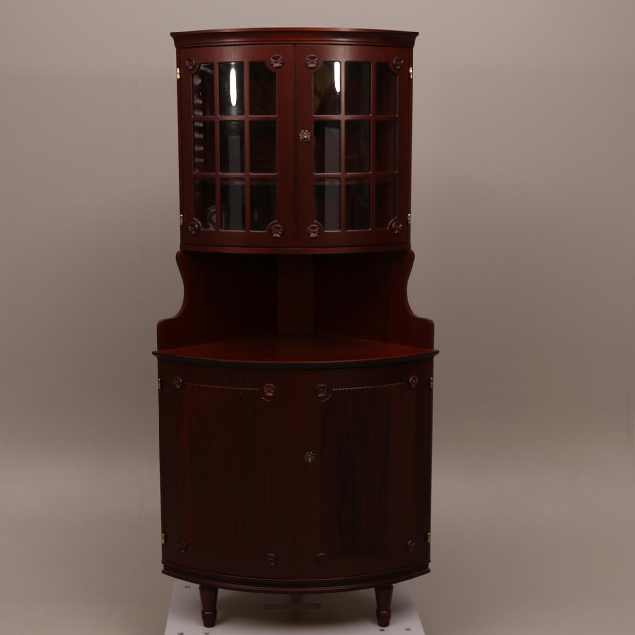 HÖRNVITRINSKÅP, mahogny, gustaviansk stil, tvådelat, sent 1900-tal.