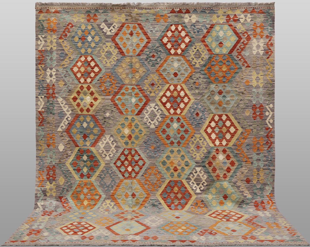 ORIENTMATTA. Kelim klassisk design, 293 x 245 cm.
