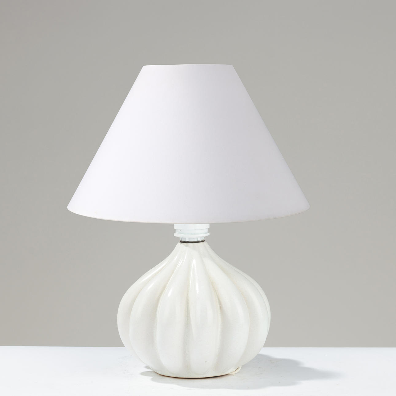 MICHAEL ANDERSEN & SØN: Fluted table lamp in white-glazed ceramic, Bornholm, Denmark, 1940s.