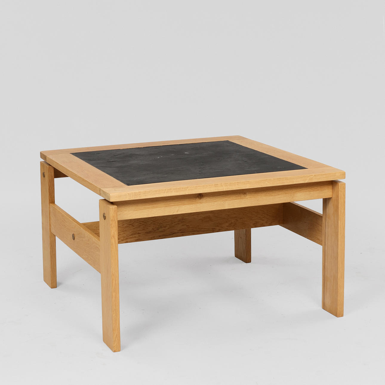 DANSK MÖBELDESIGN: Kvadratiskt soffbord av massiv ek med svart skifferplatta och mässingsbeslag, Danmark, 1960/70-tal