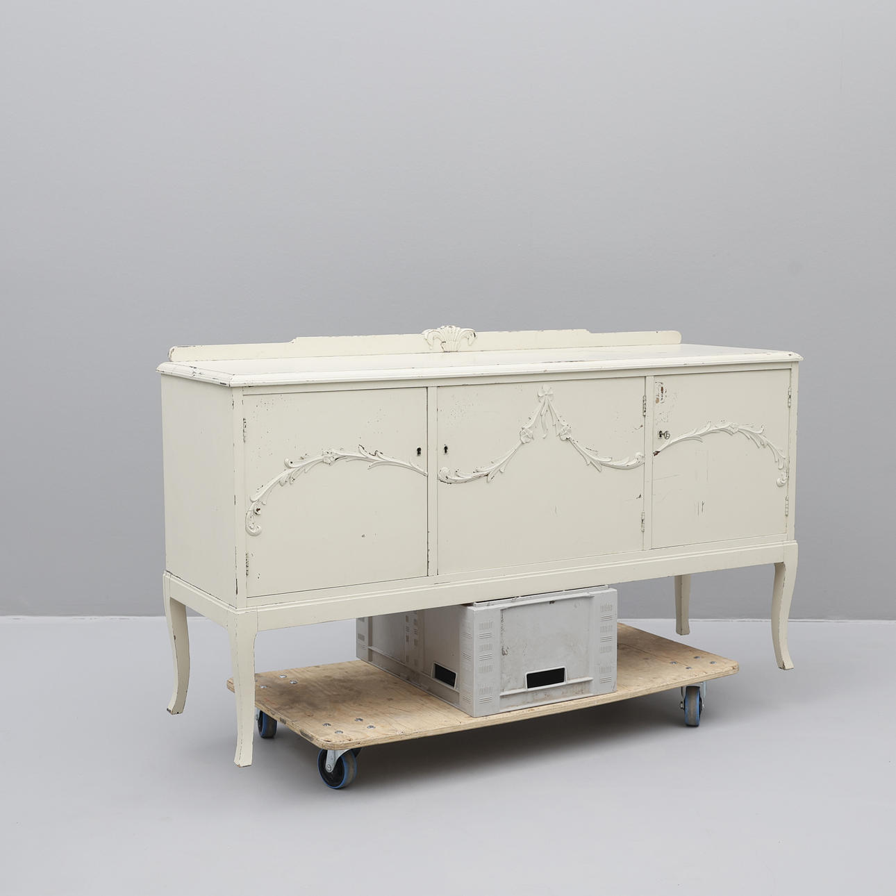 SIDEBOARD, rokoko-stil, bemålad, 1900-talets andra hälft.