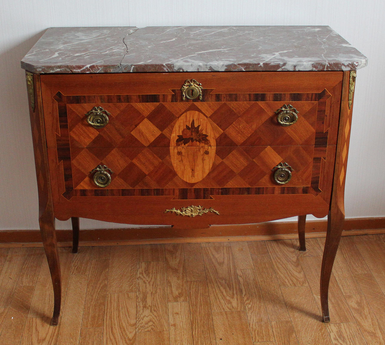 SENGUSTAVIANSK BYRÅ med marmorskiva, 1940-tal.