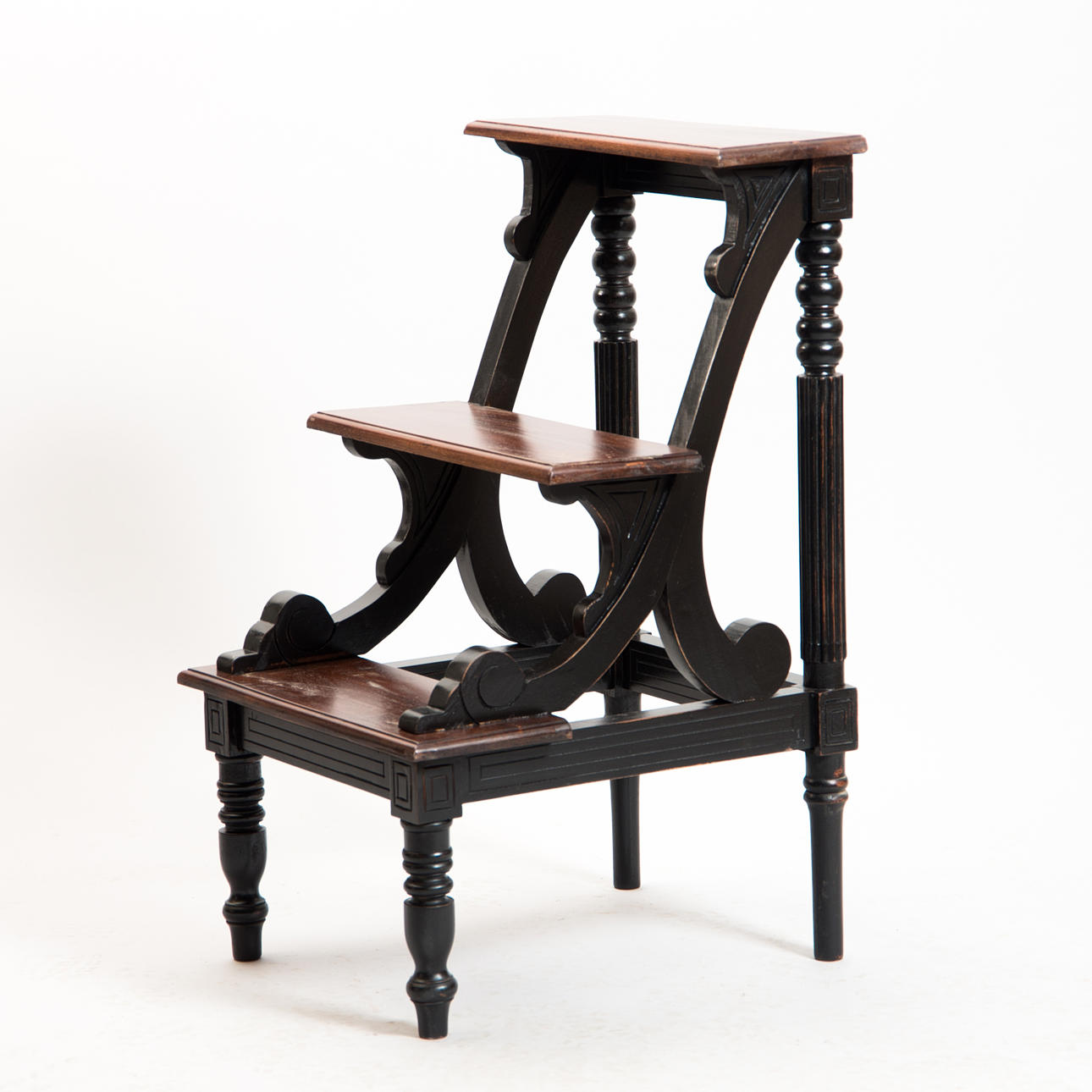 BIBLIOTEKSSTEGE, viktoriansk stil, svartmålad/mahognybetsd, samtida.