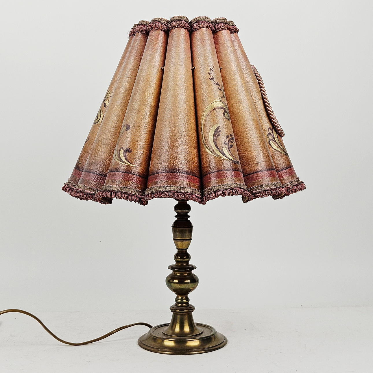BORDSLAMPA, mässing, 1900-talets första hälft.