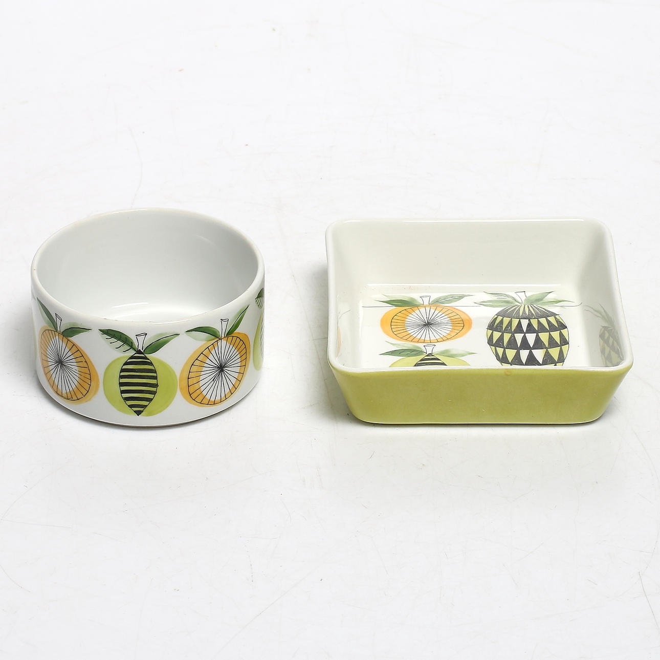 ESTERI TOMULA. Skål och form, 2 delar porslin, Arabia, Finland, 1900-talets andra hälft.