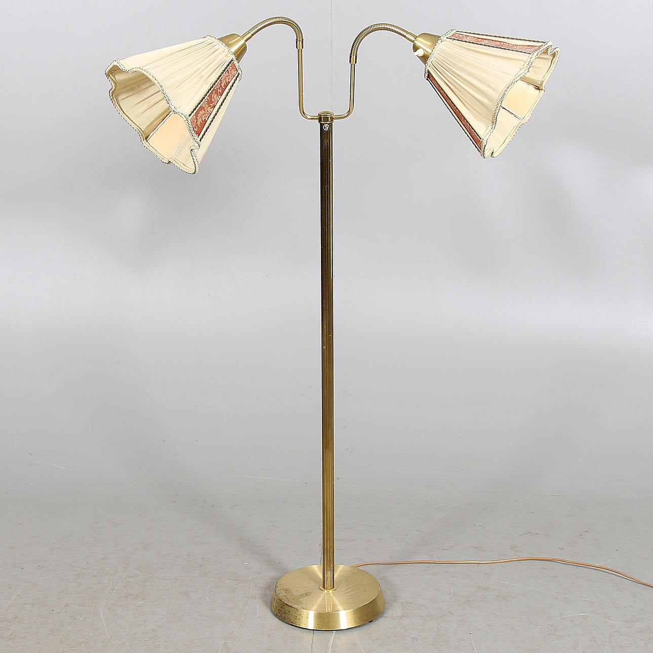 GOLVLAMPA, tvåarmad, mässing, AB Armaturhantverk Göteborg, 1900-talets mitt.