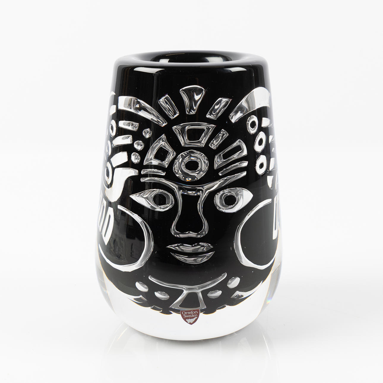 LARS HELLSTEN. Vase. "Drottningen". 28/75. Orrefors Gallery 88 certificate included.