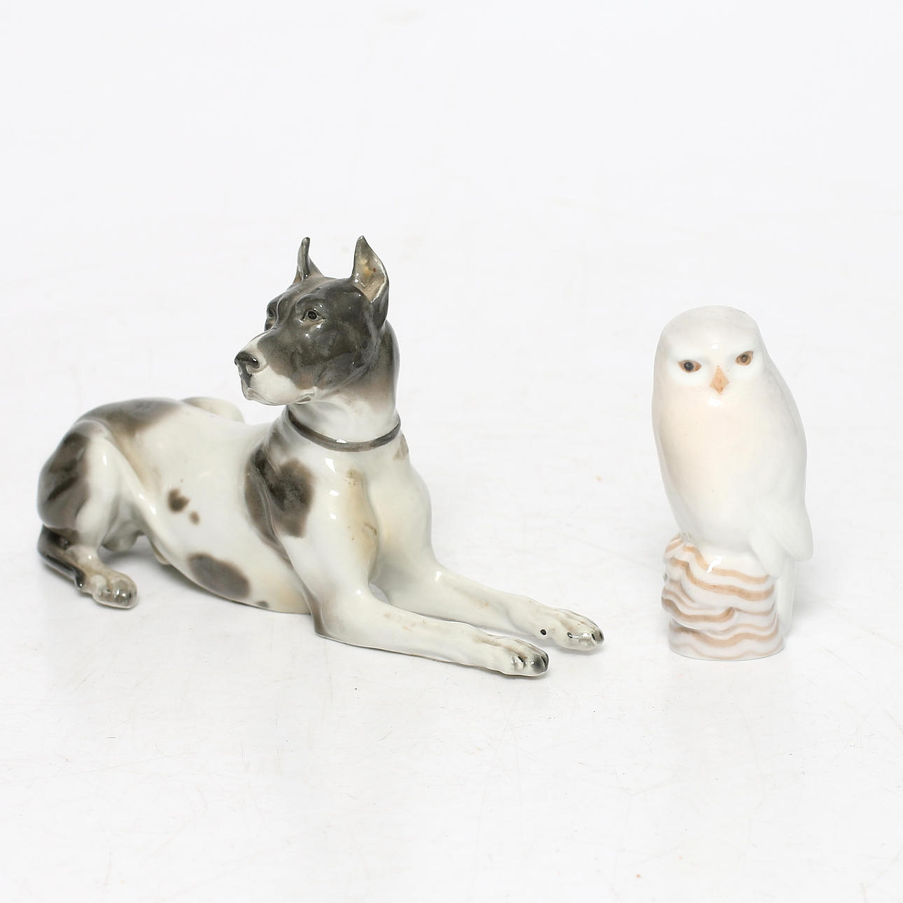 FIGURINER, 2 st, porslin, Grand danois och fjälluggla, Schaubach, Tyskland och Kunglig Dansk, Danmark, 1900-talets mitt.