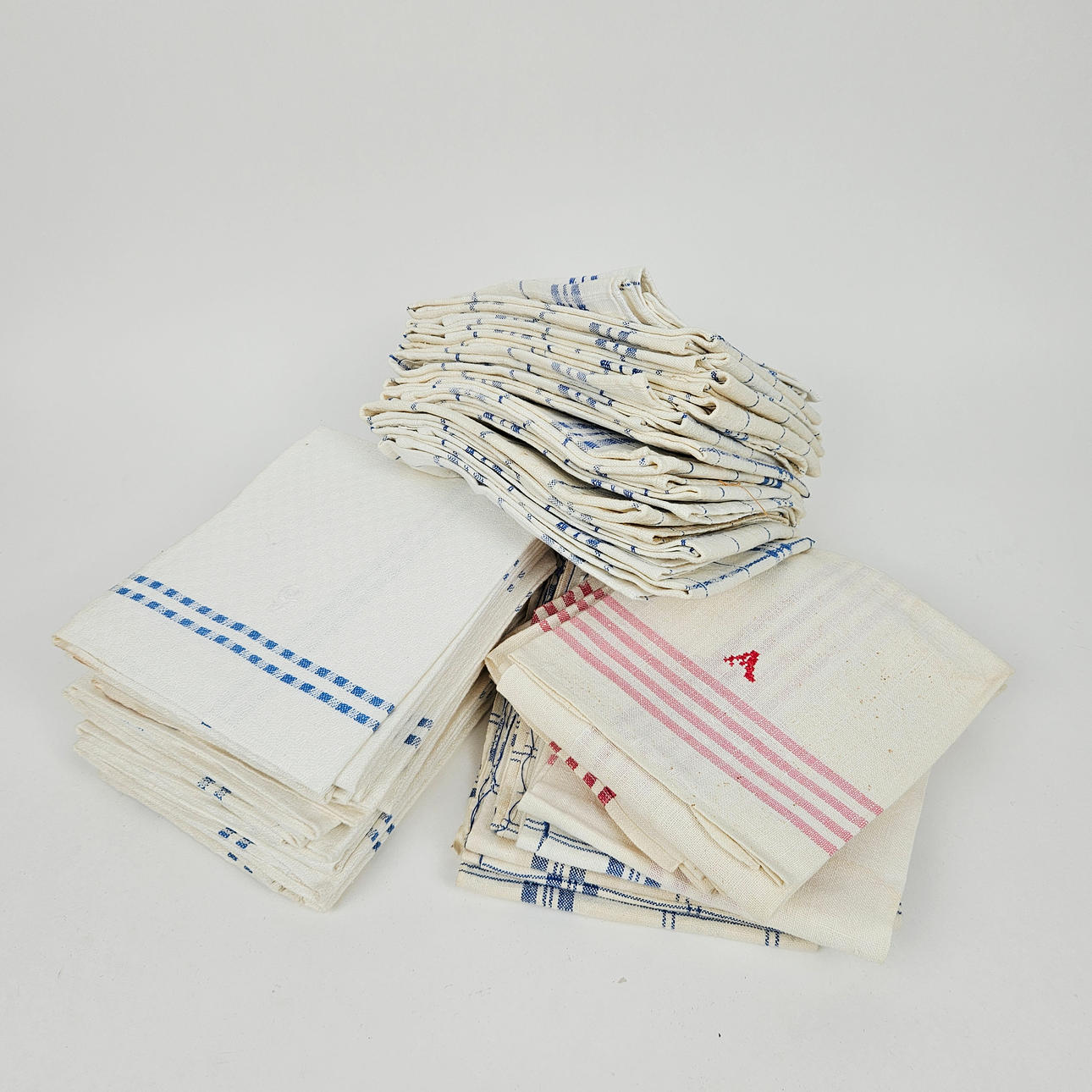 LOT OF KITCHEN TOWELS.