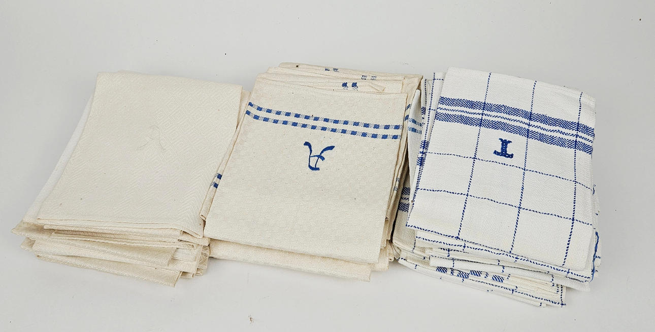 LOT OF KITCHEN TOWELS.
