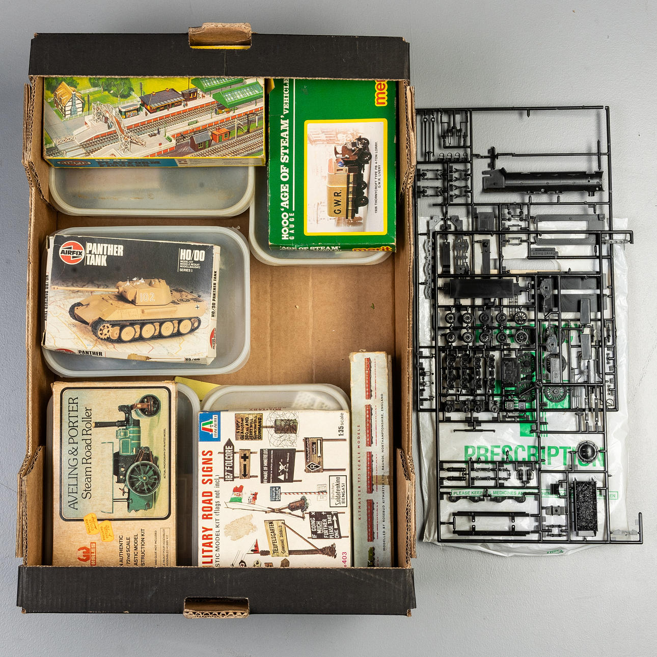 TRAY OF 00 RAILWAY MODELLING ITEMS.