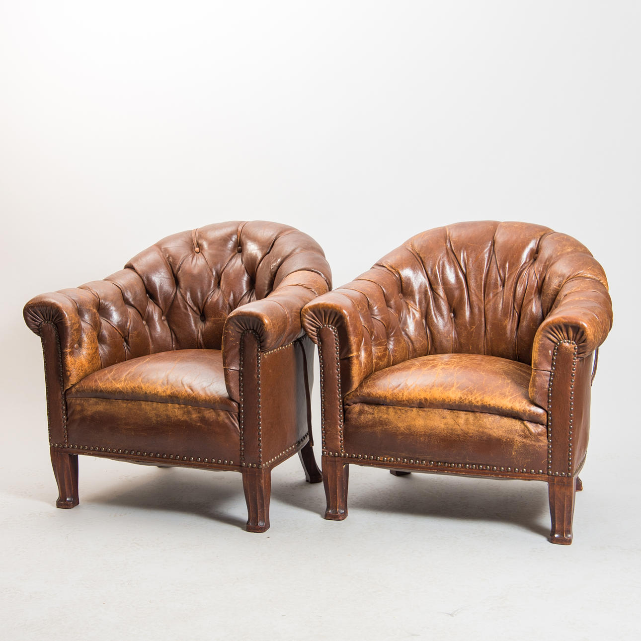 CLUBFÅTÖLJER, 1 par, brunt skinn, tidigt 1900-tal.