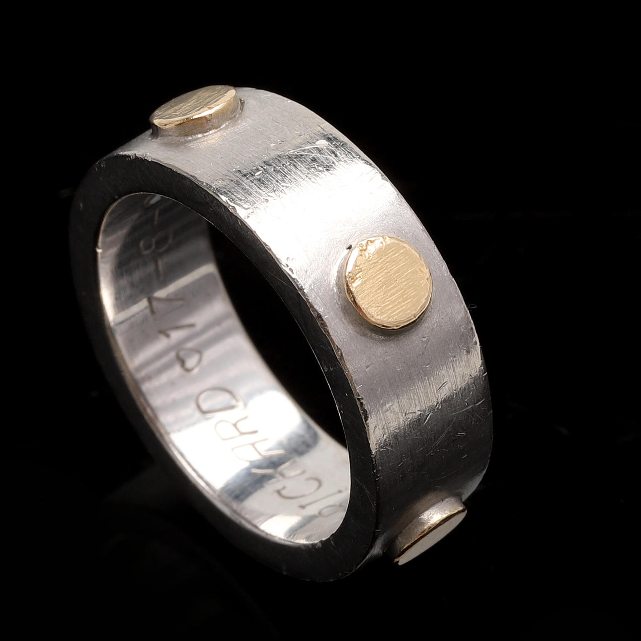 RING, 18K guld/vitguld. Mikael Mann, Malmö. 2002. Vikt ca 12,8 gram.