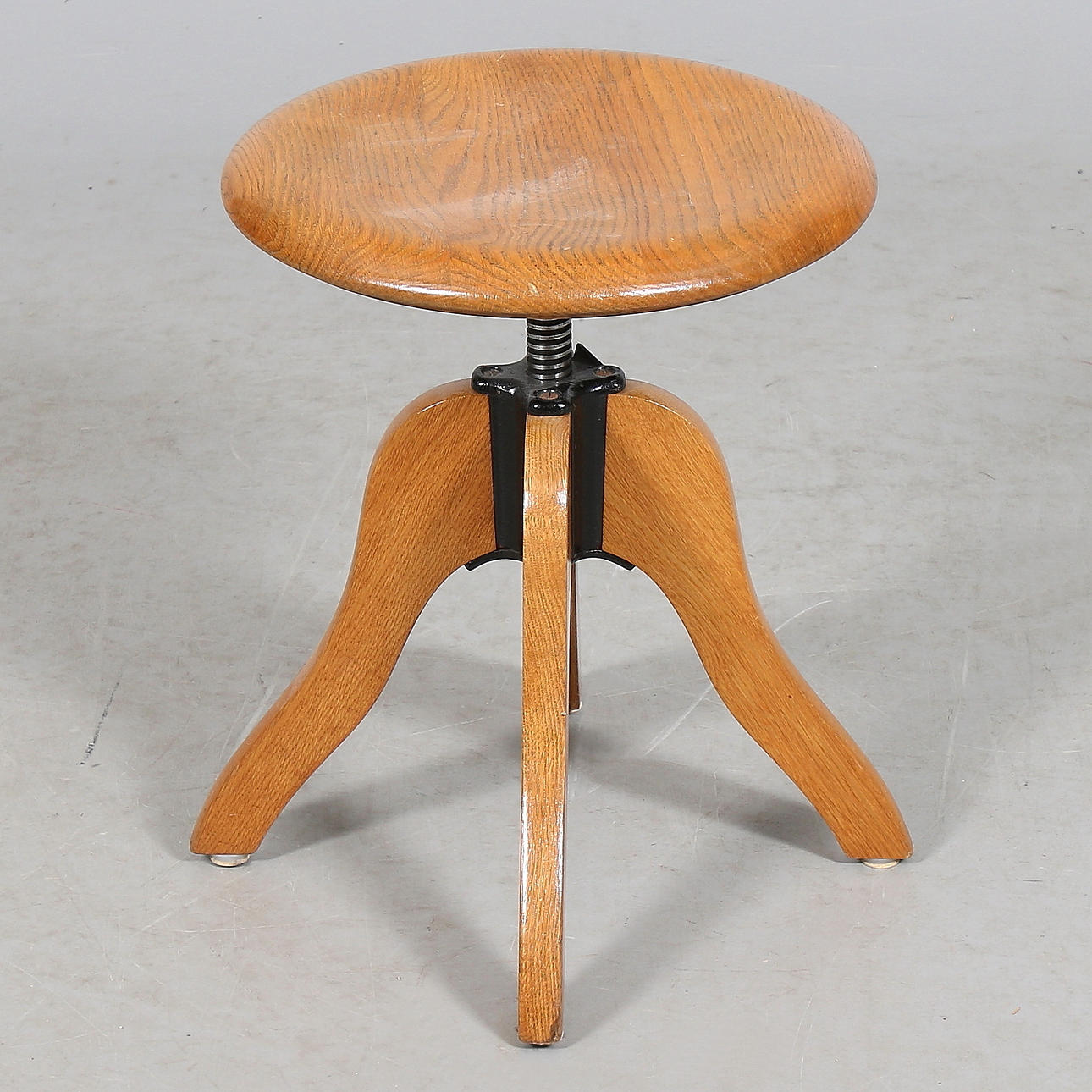 PALL, höj/sänkbar, ek, 1900-talets första hälft.