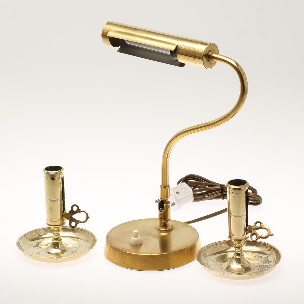 BORDSLAMPA, mässing, ETT PAR LJUSTAKAR, mässing, Skultuna.