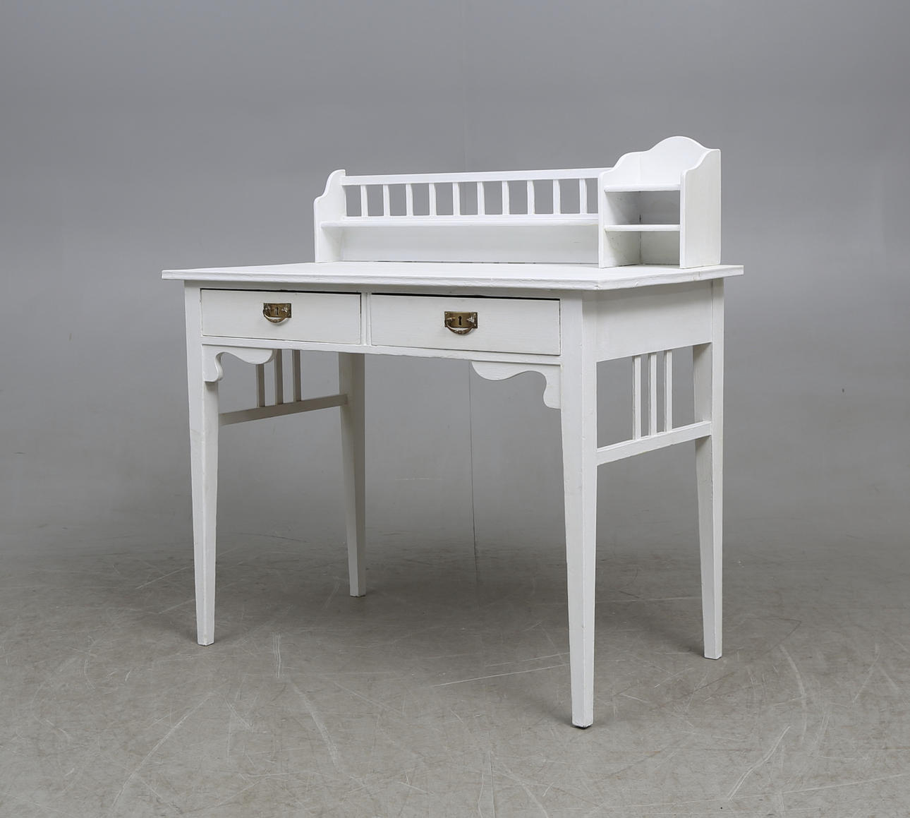 SKRIVBORD, bemålat. Carl Larsson-stil, 1900-talets första hälft.