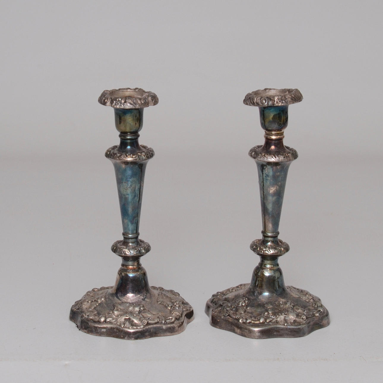 LJUSSTAKAR, PLÄTER 1800-TAL, DEKOR AV VINRANKOR.