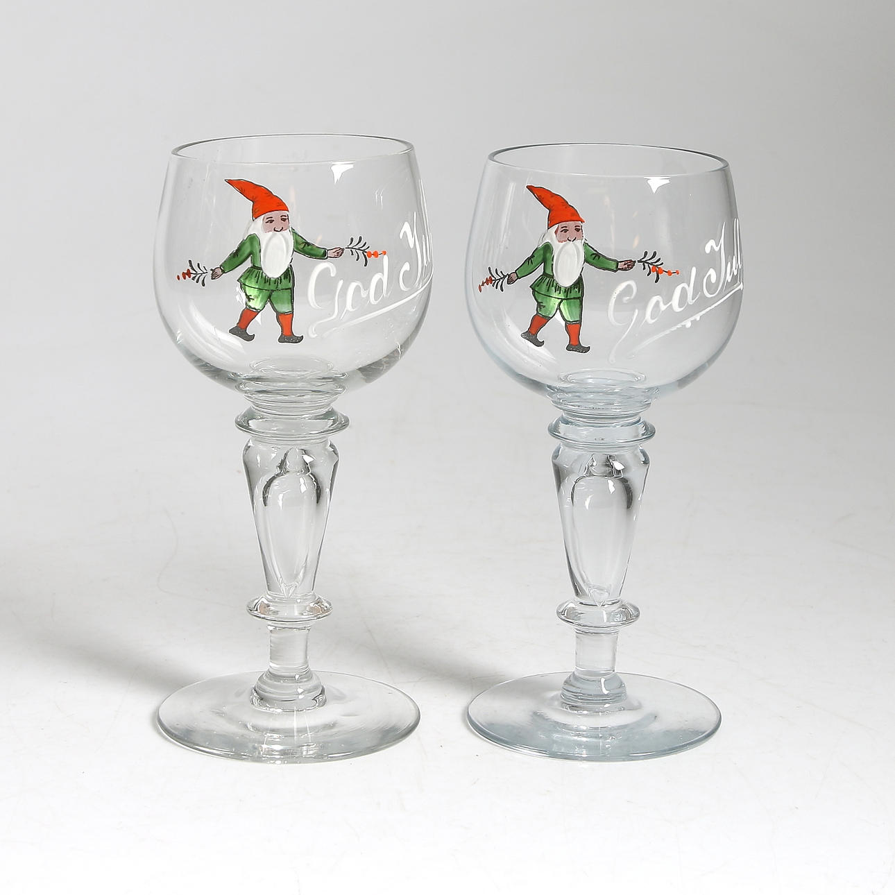 MUMMAGLAS, ett par, handmålade, 1900-talets första hälft.