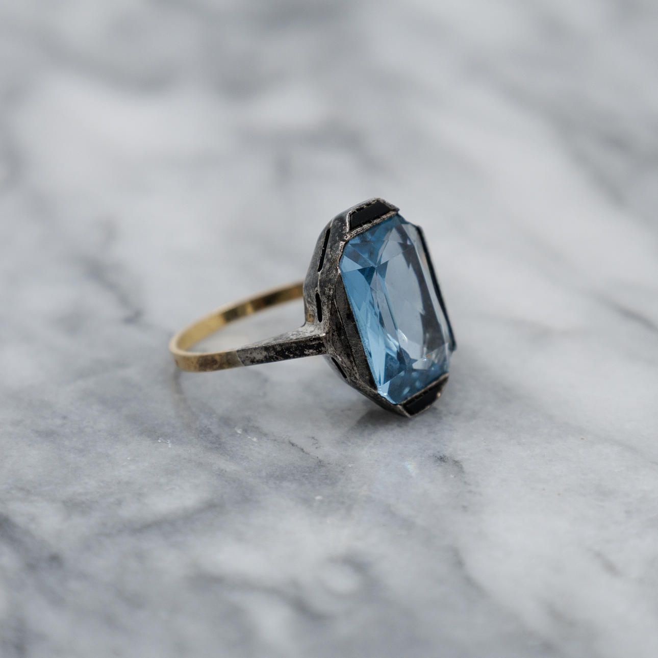 18K GULDRING & SILVER MED BLÅ STEN.