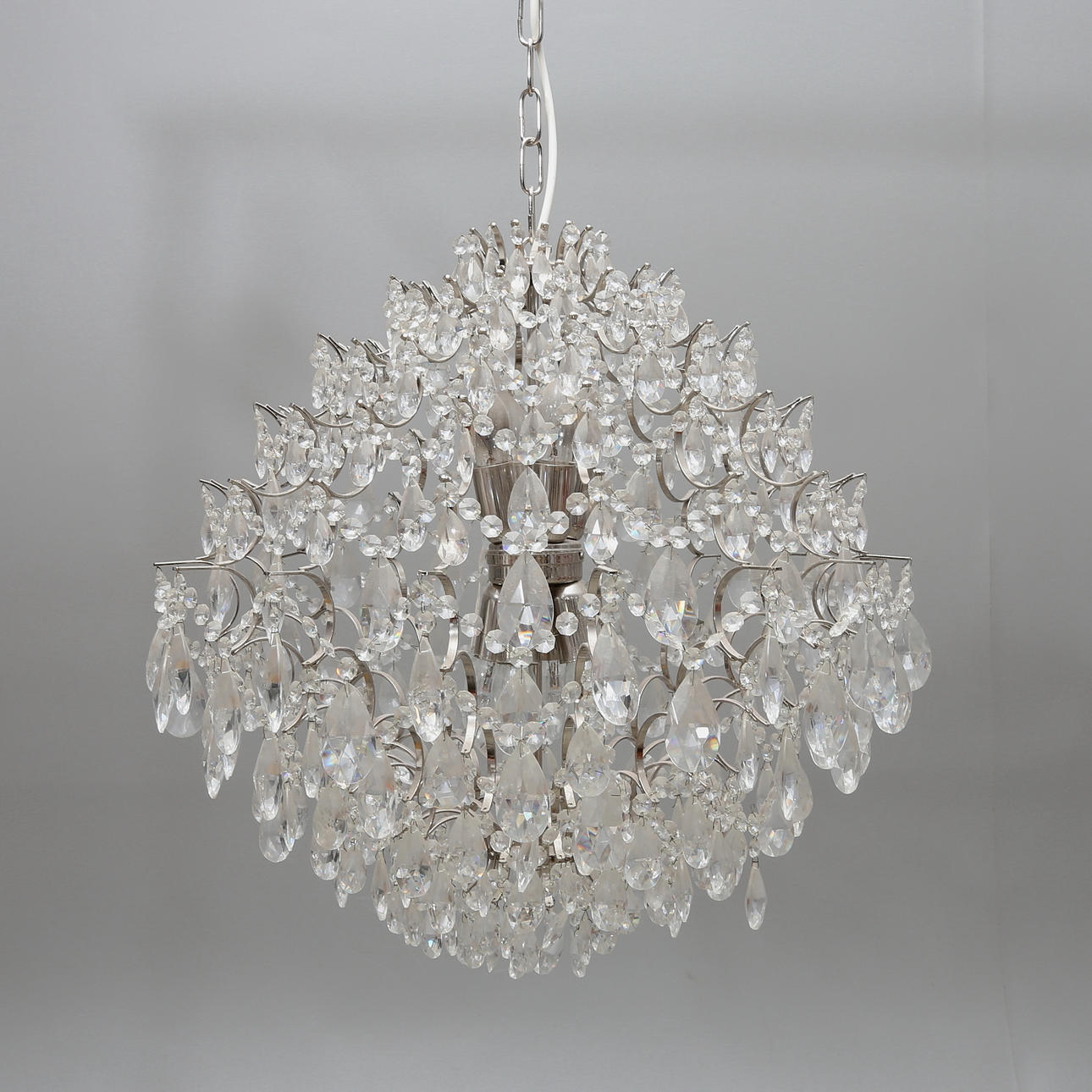 TAKLAMPA, behängd med prismor, Titanus, 1900-talets andra hälft.