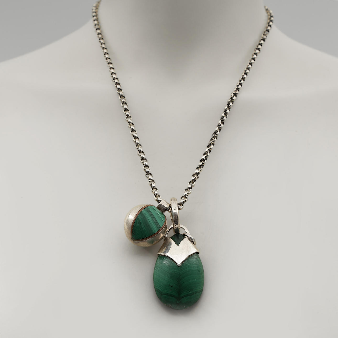 SILVERSMYCKE MED GRÖNA MALAKITER, HALSBAND MED HÄNGE, SILVER.
