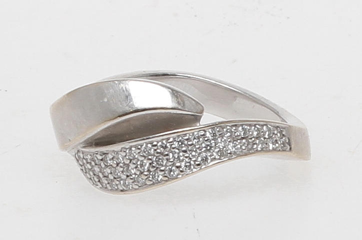 RING, 18k vitguld med diamanter. Vikt 11,8 gram.