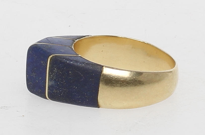 RING, 18k guld med lapiz lasuli. Vikt 6,1 gram.