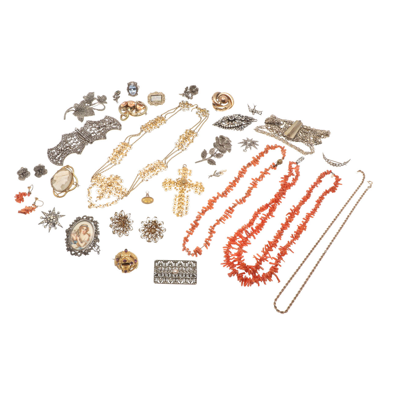 A QUANTITY OF ASSORTED JEWELLERY.