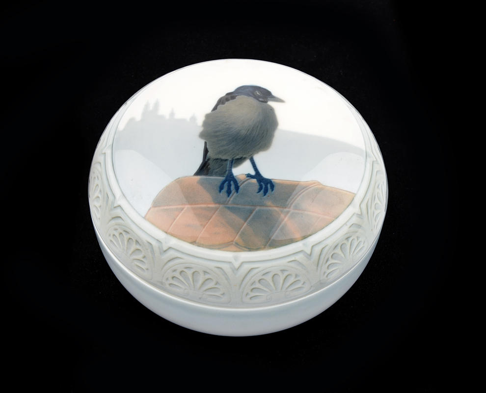 MEISSEN. Lockad tenn, visslande tid Dekor: Hooded kråka framför stadens silhuett med Albrechtsburg slott och katedral.