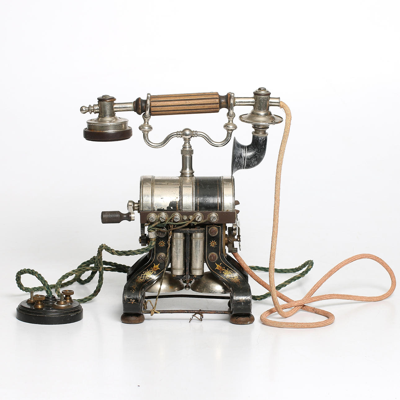 BORDSTELEFON, modell "Tunnan", L.M. Ericsson, Stockholm, 1800-talets slut.