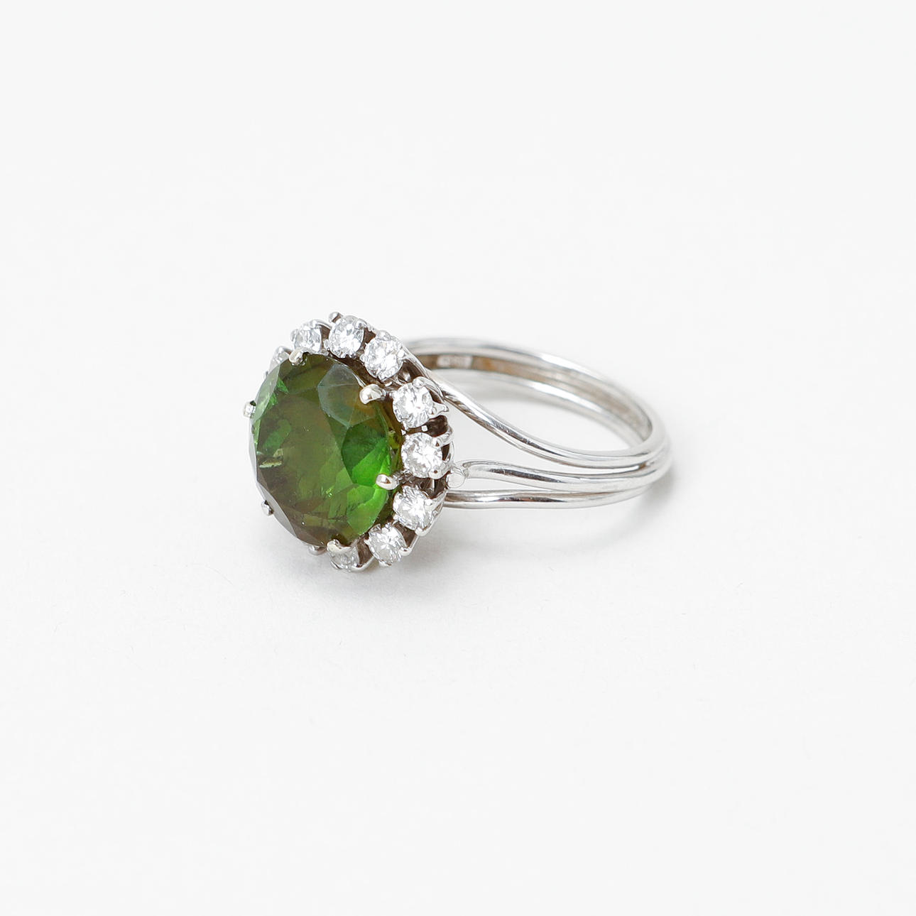 RING, 18k vitguld, diamanter samt turmalin.
