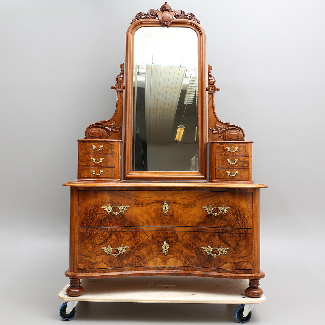 SPEGELBYRÅ, fanerad i valnöt och valnötsrot, omkring 1900.