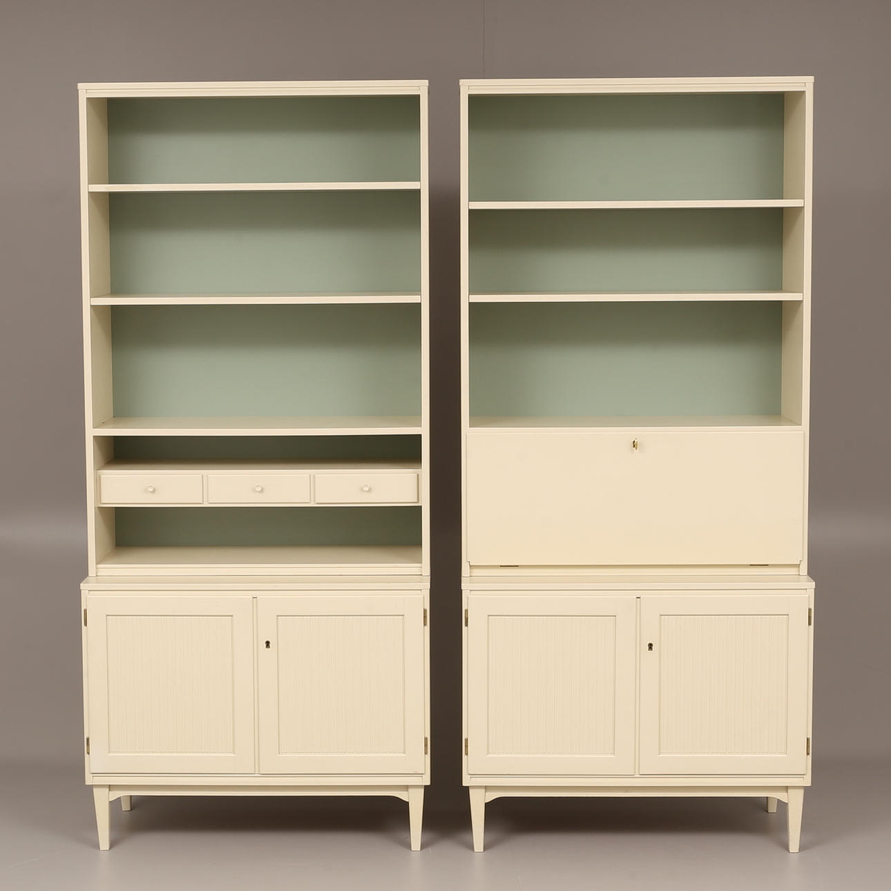 BOKHYLLOR, vitmålade, 2 st. Märkta Svante Skogh, 1900-tal.