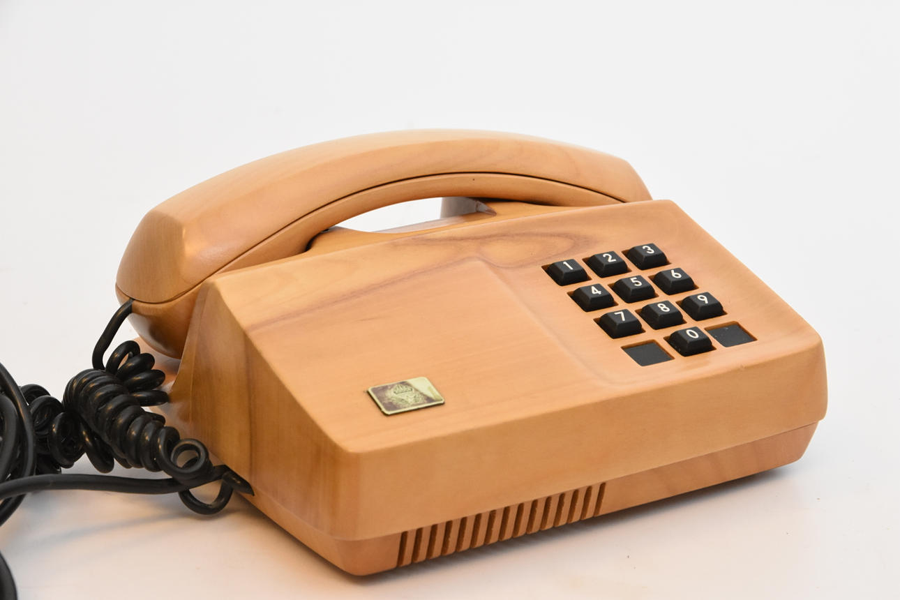 TELEFON " Diavox" körsbär design Carl-Arne Breger, certifikat Nr.18 tillverkad 1981.