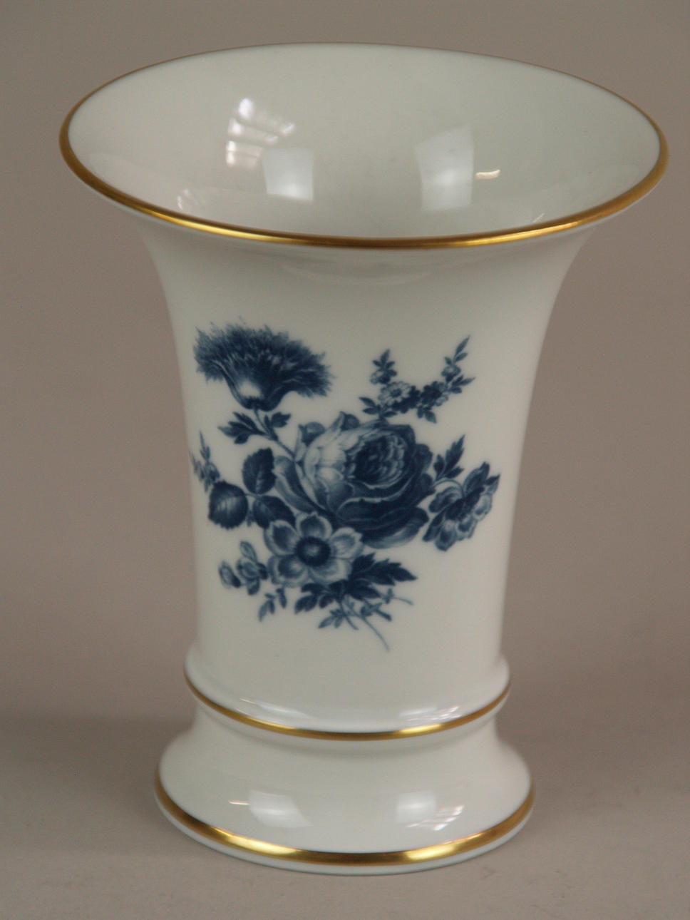 MEISSEN. vas blommig dekor.