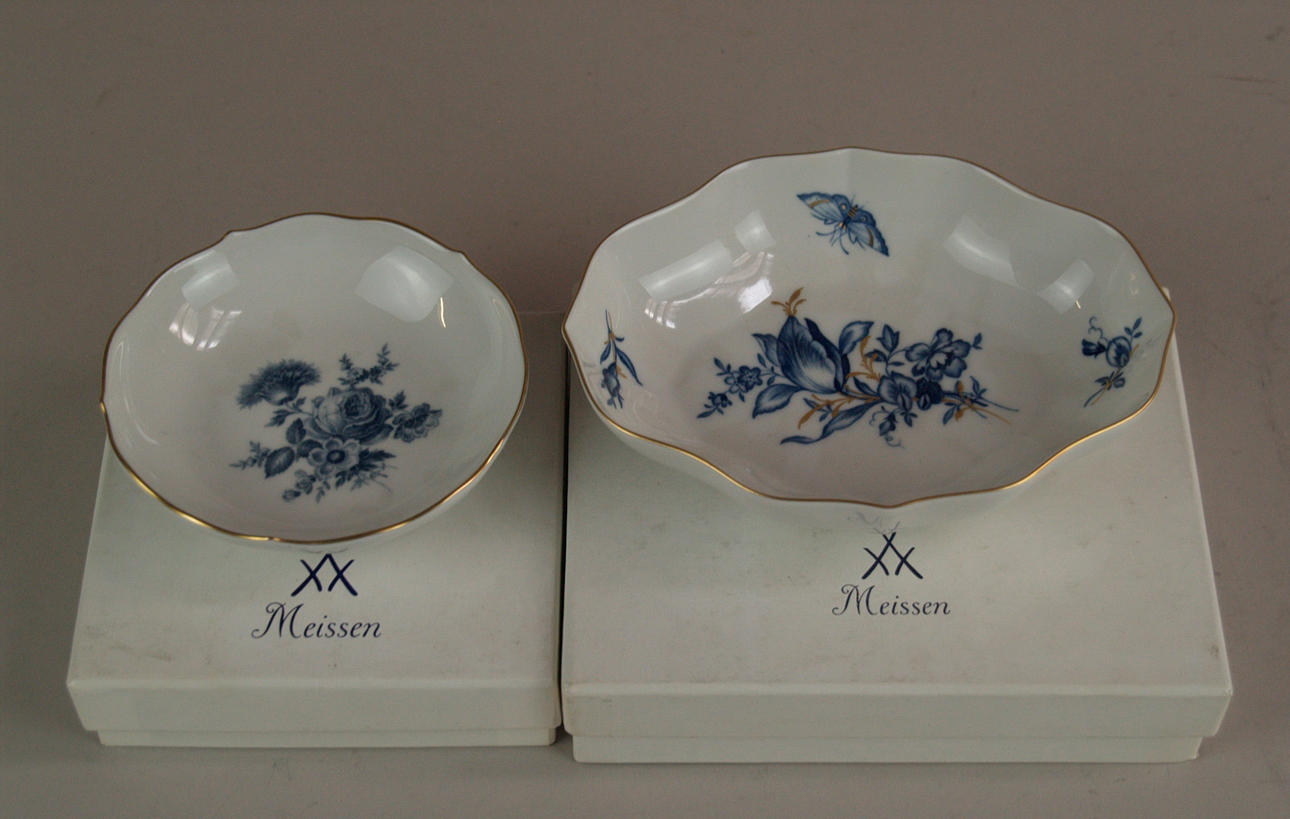 2 MEISSEN SKÅLAR BLOMMIG DEKORATION.