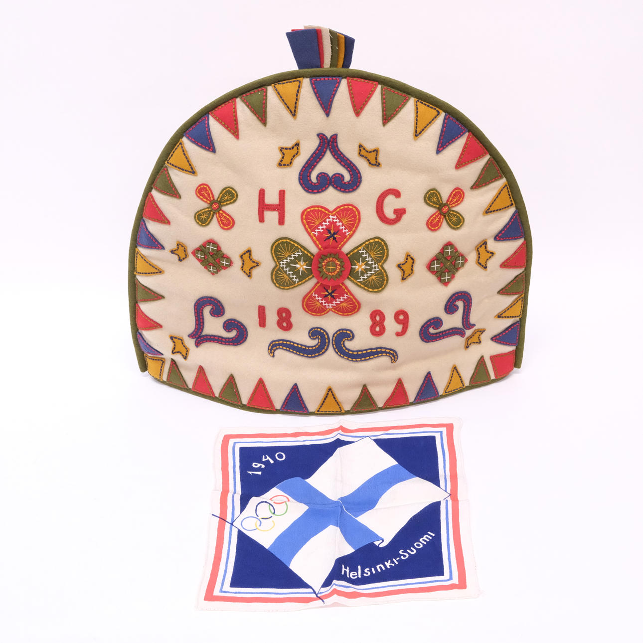 SOUVENIRNÄSDUK, OLYMPISKA SPELEN HELSINGFORS 1940 SAMT TEHUV 1889.