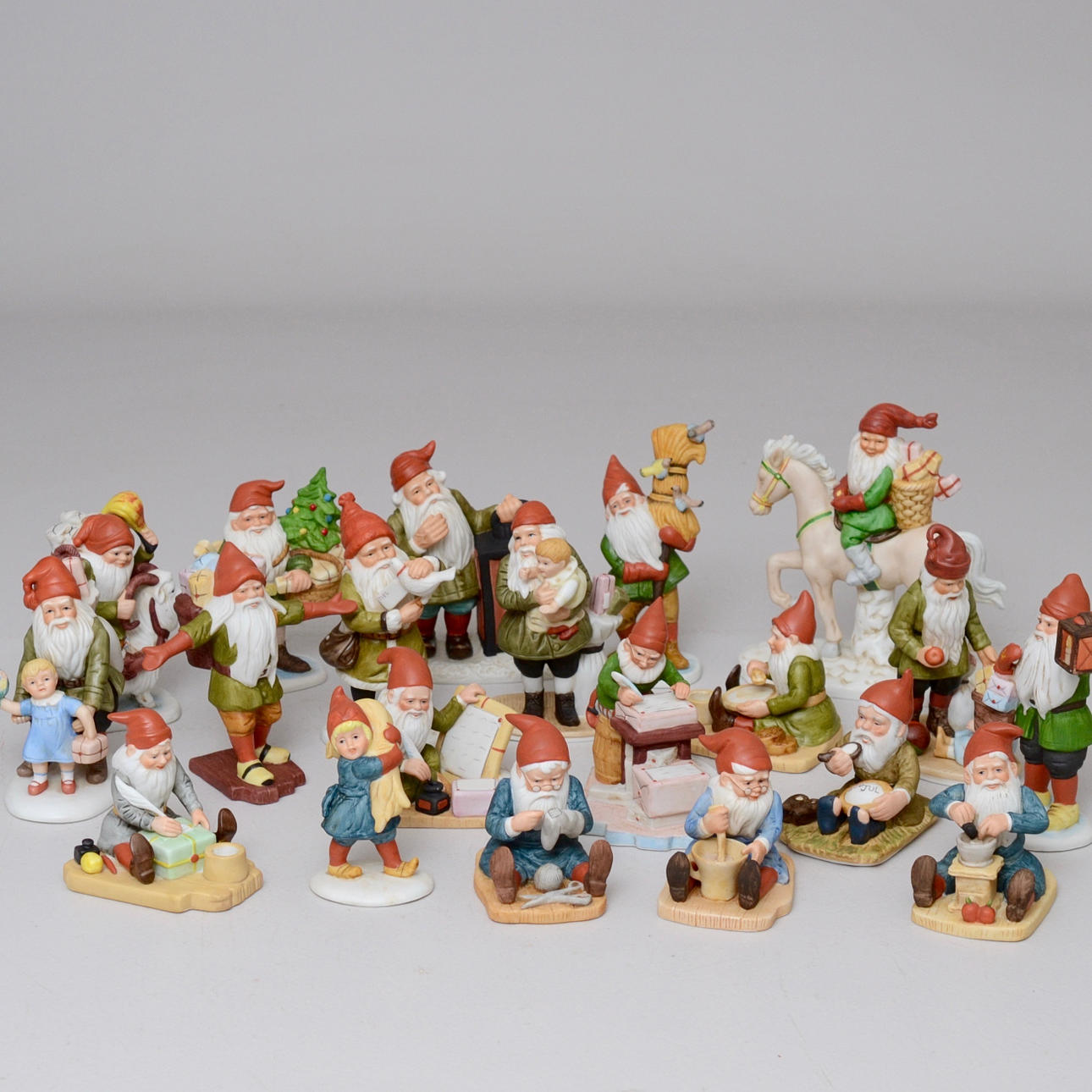 TOMTEFIGURINER, 20 st, porslin, efter Jenny Nyström.