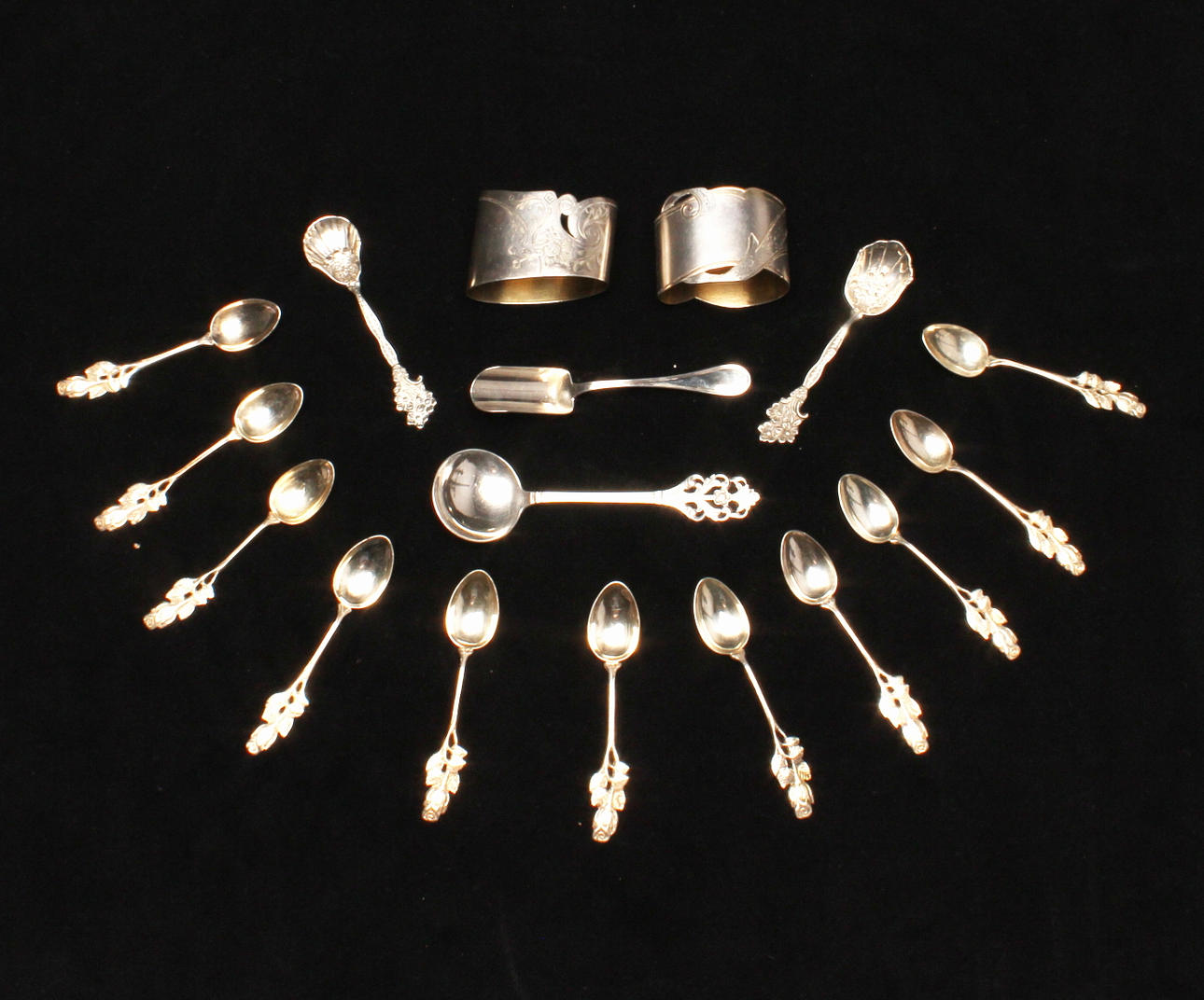 SAMLING SILVER, bland annat 2 servettringar, Ryssland, Moskva, 1896-1908.