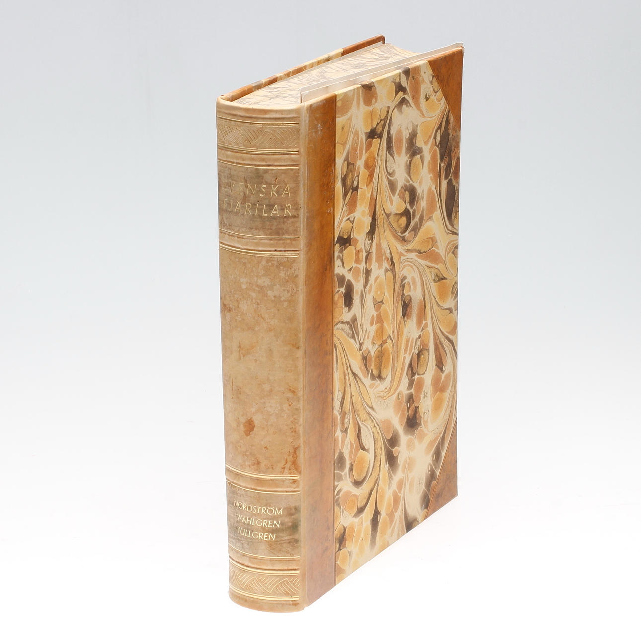 BOK, "Svenska fjärilar", Nordisk familjeboks förlags aktiebolag, Stockholm 1941.