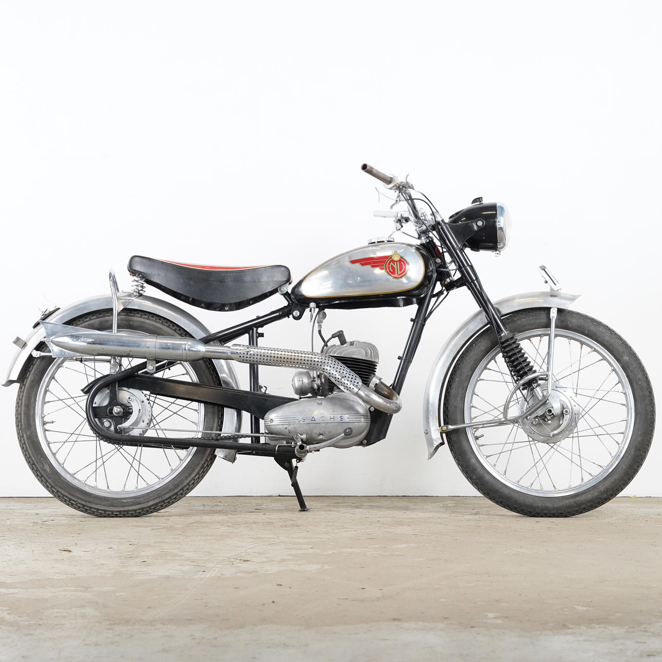 NV - NYMANS VERKSTÄDER, model 22, c. 1953.