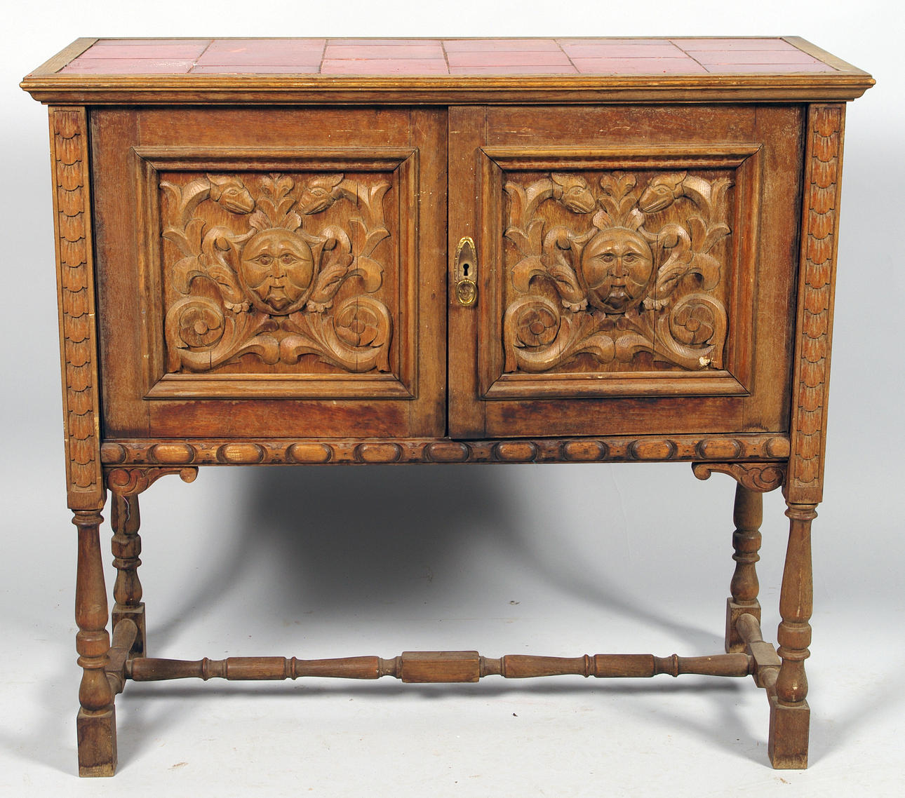 SKÅP, ek med kakelskivor.