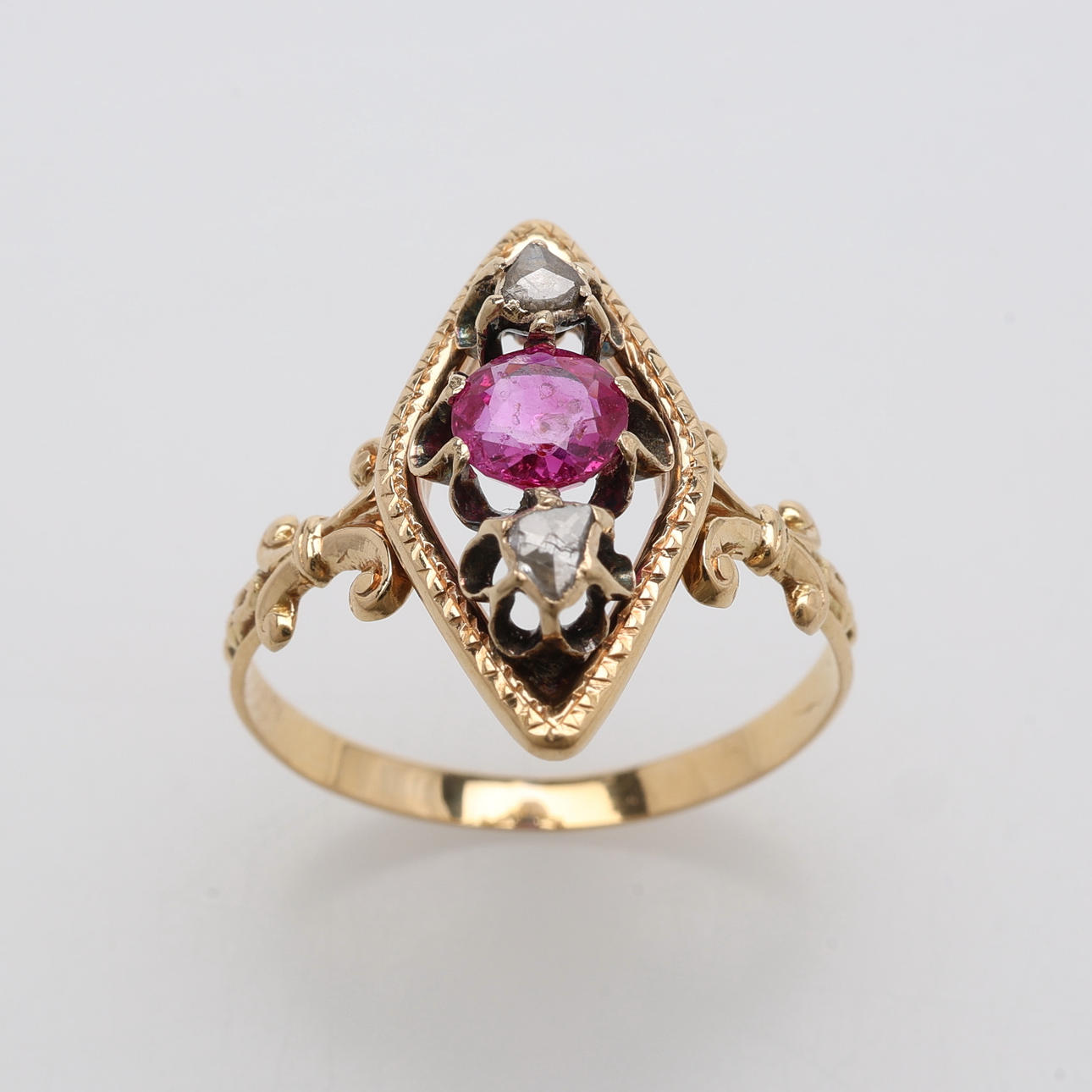 RUBIN OCH DIAMANTRING 18K.