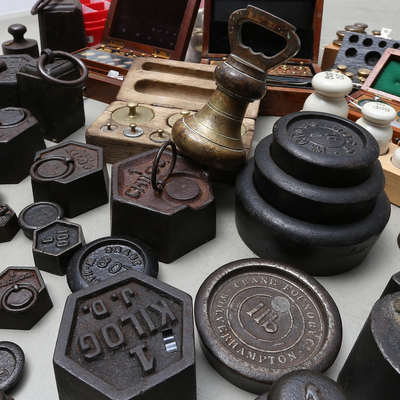 PARTI VIKTER, järn och mässing, England, Frankrike och Tyskland, 1900-tal.