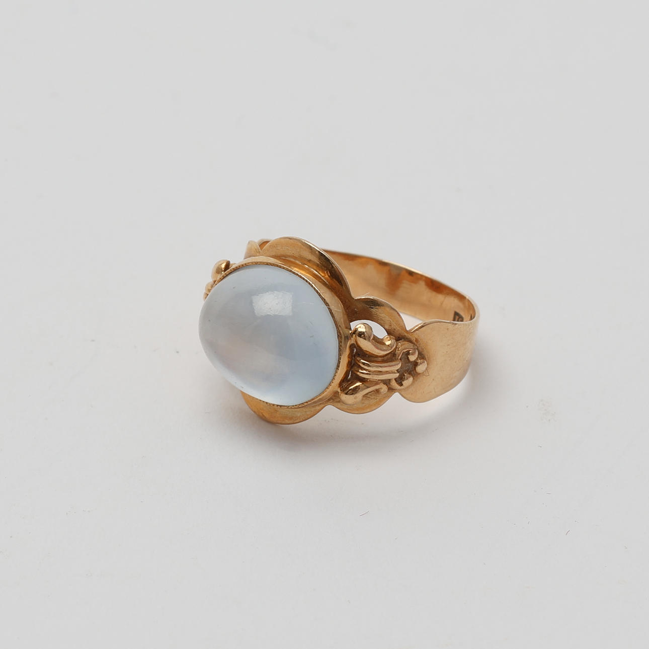 RING. Gold, 18K with moonstone.