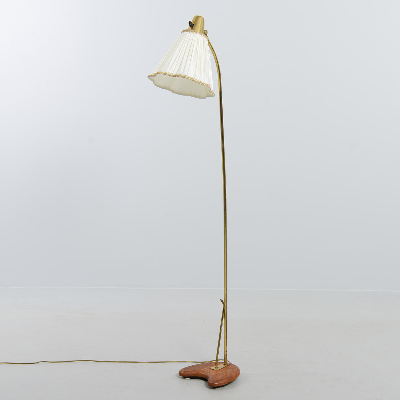 FLOOR LAMP, 1960s, teak and brass.