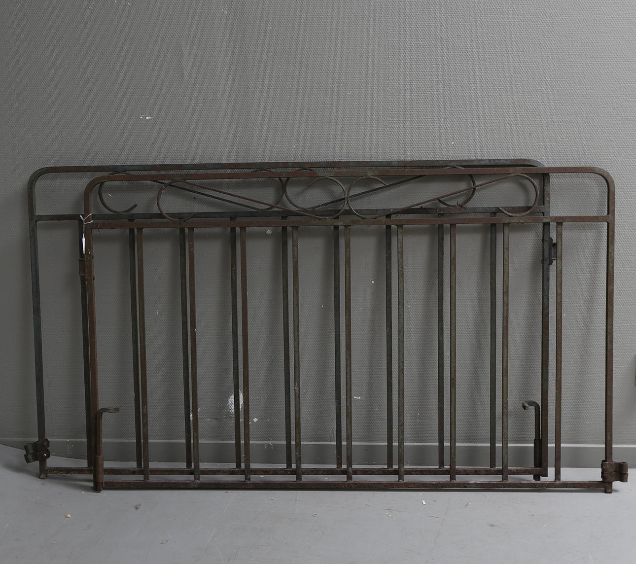 GRINDAR/STAKET, ett par, järn, 1800/1900-tal.