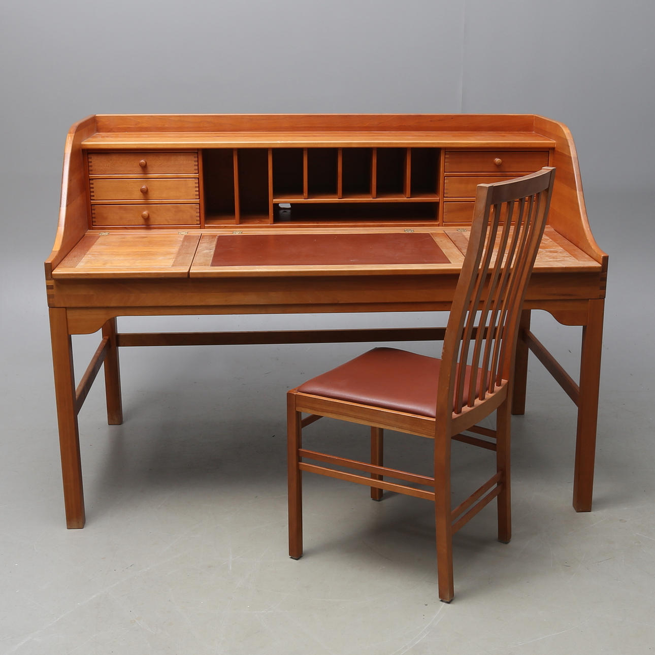 SKRIVBORD, etikettmärkt Hadsten Træindustri A/S samt STOL, etikettmärkt Bernstorffsminde Møbelfabrik. Danmark. 1900-talets andra hälft.