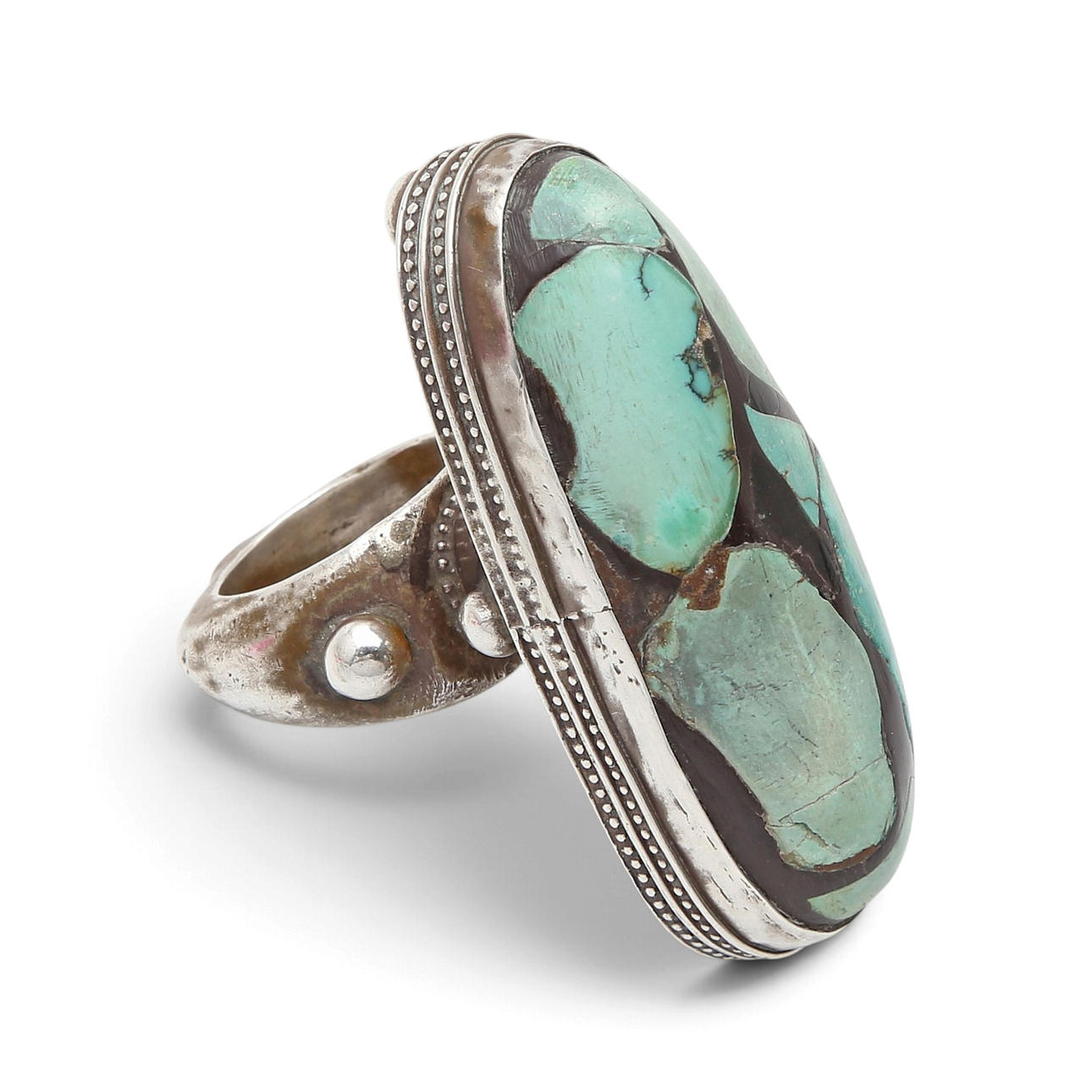 Stor turkisk ring i silver och turkosfragment.
